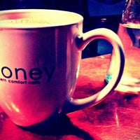 Foto tomada en Honey Cafe  por Ben K. el 2/7/2012