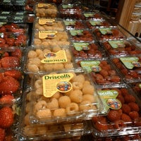 รูปภาพถ่ายที่ The Fresh Market โดย Ken B. เมื่อ 4/28/2012