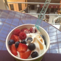 รูปภาพถ่ายที่ YOGU кафе, натуральный замороженный йогурт โดย Nadia🌍К เมื่อ 7/4/2012
