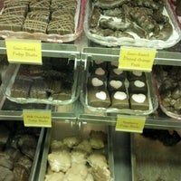 4/28/2012 tarihinde Lizzy J.ziyaretçi tarafından Old Market Candy Shop'de çekilen fotoğraf