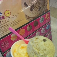 Photo taken at サーティワンアイスクリーム うつき台ロードサイド店 by Tsuyoshi T. on 9/2/2012