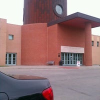 Foto tomada en Topeka &amp;amp; Shawnee County Public Library  por Meredith L. el 4/5/2012