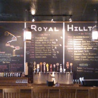 รูปภาพถ่ายที่ Royal Hilltop โดย Carrie P. เมื่อ 5/12/2012