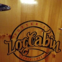รูปภาพถ่ายที่ log cabin cocktail lounge โดย Steph O. เมื่อ 2/16/2012
