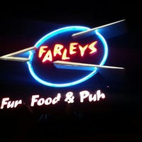 Photo taken at Farley&amp;#39;s Bar and Grill by Kino on 9/3/2012