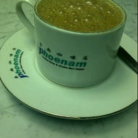 Photo prise au Phoenam Coffee Shop Jogja par ei8ht C. le3/28/2012