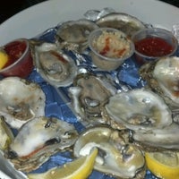 Foto scattata a Norman&amp;#39;s Landing Restaurant da Ryan R. il 6/23/2012