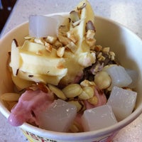 Photo taken at Swirll Frozen Yogurt by Hoang N. on 5/13/2012
