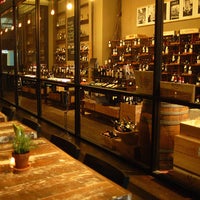 Das Foto wurde bei Maslow 6 Wine Bar and Shop von 7th.List am 5/28/2012 aufgenommen