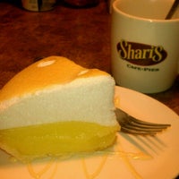 Снимок сделан в Shari&#39;s Cafe and Pies пользователем Alicia C. 6/25/2012