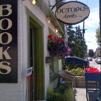 รูปภาพถ่ายที่ Octopus Bookstore โดย Aisha S. เมื่อ 7/11/2012