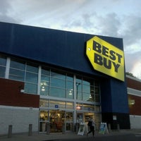 Photo taken at Best Buy by 0zzzy on 4/17/2012