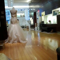 3/14/2012 tarihinde Rebecca S.ziyaretçi tarafından The Wedding Atelier'de çekilen fotoğraf