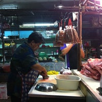 Photo taken at ร้านหมูป้าสุ เทเวศน์ by Kwanthapat S. on 5/12/2012