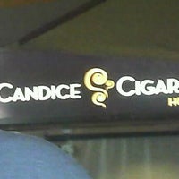 7/15/2012 tarihinde Ana M.ziyaretçi tarafından Candice Cigar Co.'de çekilen fotoğraf