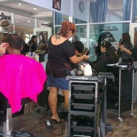 9/11/2012 tarihinde Chirawan P.ziyaretçi tarafından Metamorphosis Hair Salon'de çekilen fotoğraf