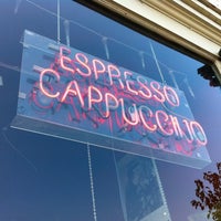 รูปภาพถ่ายที่ Silverbird Espresso โดย E.T. C. เมื่อ 8/30/2012