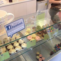 รูปภาพถ่ายที่ Swirls Bake Shop โดย Kester P. เมื่อ 6/15/2012