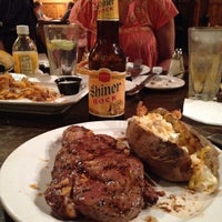 Foto tomada en McBride’s Steakhouse  por Dwaine S. el 7/14/2012