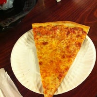 รูปภาพถ่ายที่ Iggy&amp;#39;s Pizzeria โดย Barb-o-joy เมื่อ 2/14/2012