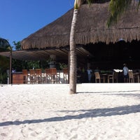 7/28/2012 tarihinde Steve M.ziyaretçi tarafından Zama Beach Club'de çekilen fotoğraf