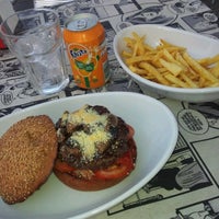 8/9/2012 tarihinde Dadá P.ziyaretçi tarafından Burger Nass'de çekilen fotoğraf
