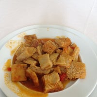 Foto tirada no(a) Restaurante Lugar de Baixo por Jose G. em 6/20/2012