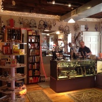 รูปภาพถ่ายที่ White Light Bookstore and Crystals โดย Sherry P. เมื่อ 5/12/2012