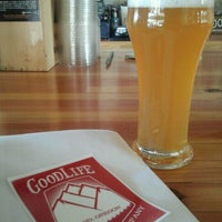 รูปภาพถ่ายที่ GoodLife Brewing โดย Cari-loo S. เมื่อ 9/13/2012