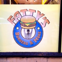 Photo prise au Fatty&amp;#39;s Burgers &amp;amp; More par Christopher M. le6/2/2012