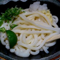 Photo taken at 宮武讃岐製麺所 東京ミッドタウン店 by torashi2 on 8/6/2012