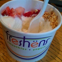 Foto scattata a Freshen&#39;s Smoothies &amp; Yogurt da Jowi E. il 9/13/2012