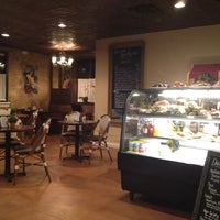 รูปภาพถ่ายที่ Chez Moi Café &amp; Catering โดย Robert H. เมื่อ 3/3/2012