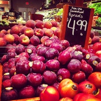 รูปภาพถ่ายที่ The Fresh Market โดย Julie M. เมื่อ 6/3/2012