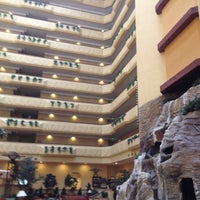 5/24/2012 tarihinde Vicziyaretçi tarafından Albuquerque Marriott Pyramid North'de çekilen fotoğraf