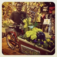 4/21/2012 tarihinde Kathryn G.ziyaretçi tarafından Varsity Bike&amp;amp;Transit'de çekilen fotoğraf