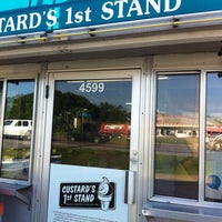 รูปภาพถ่ายที่ Custard&amp;#39;s 1st Stand โดย Anne K. เมื่อ 5/15/2012
