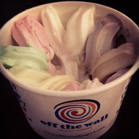 รูปภาพถ่ายที่ Off The Wall Frozen Yogurt โดย FoodtoEat เมื่อ 7/24/2012