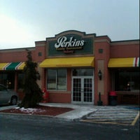 รูปภาพถ่ายที่ Perkins Restaurant &amp;amp; Bakery โดย almostotaku เมื่อ 2/14/2012