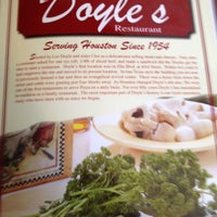รูปภาพถ่ายที่ Doyle&#39;s Restaurant โดย Kat M. เมื่อ 4/13/2012