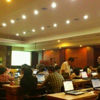 รูปภาพถ่ายที่ Kantor Pusat UNSRAT โดย rivo h. เมื่อ 4/13/2012