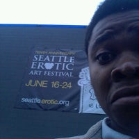 Foto tirada no(a) Seattle Erotic Art Festival por Kesan H. em 6/23/2012