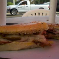 Das Foto wurde bei Caliente Cuban Sandwich von Jeff am 5/23/2012 aufgenommen