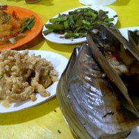 Photo taken at Bola Seafood &amp;quot;Acui&amp;quot; by Niel N. on 5/27/2012