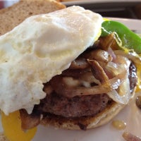 Foto scattata a Grind Burger Bar &amp;amp; Lounge da Greg B. il 7/20/2012