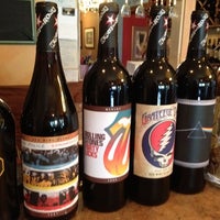 Das Foto wurde bei Vineyards Of The World- Beer House, Wine Room &amp;amp; Cafe von Stephany Dakota L. am 6/25/2012 aufgenommen