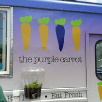 Foto scattata a The Purple Carrot Truck da Celsius M. il 7/21/2012