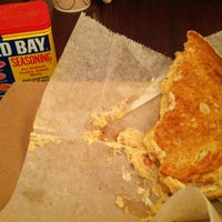 รูปภาพถ่ายที่ Grilled Cheese &amp;amp; Co. โดย Dj G. เมื่อ 3/13/2012
