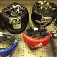Foto tirada no(a) Continental Sporting Goods and Martial Arts Supplies por Tubby T. em 5/21/2012