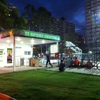 Photo taken at MTT Sport Center สนามกีฬาใจกลางคอนโดป๊อปปูล่า by Pang T. on 6/12/2012